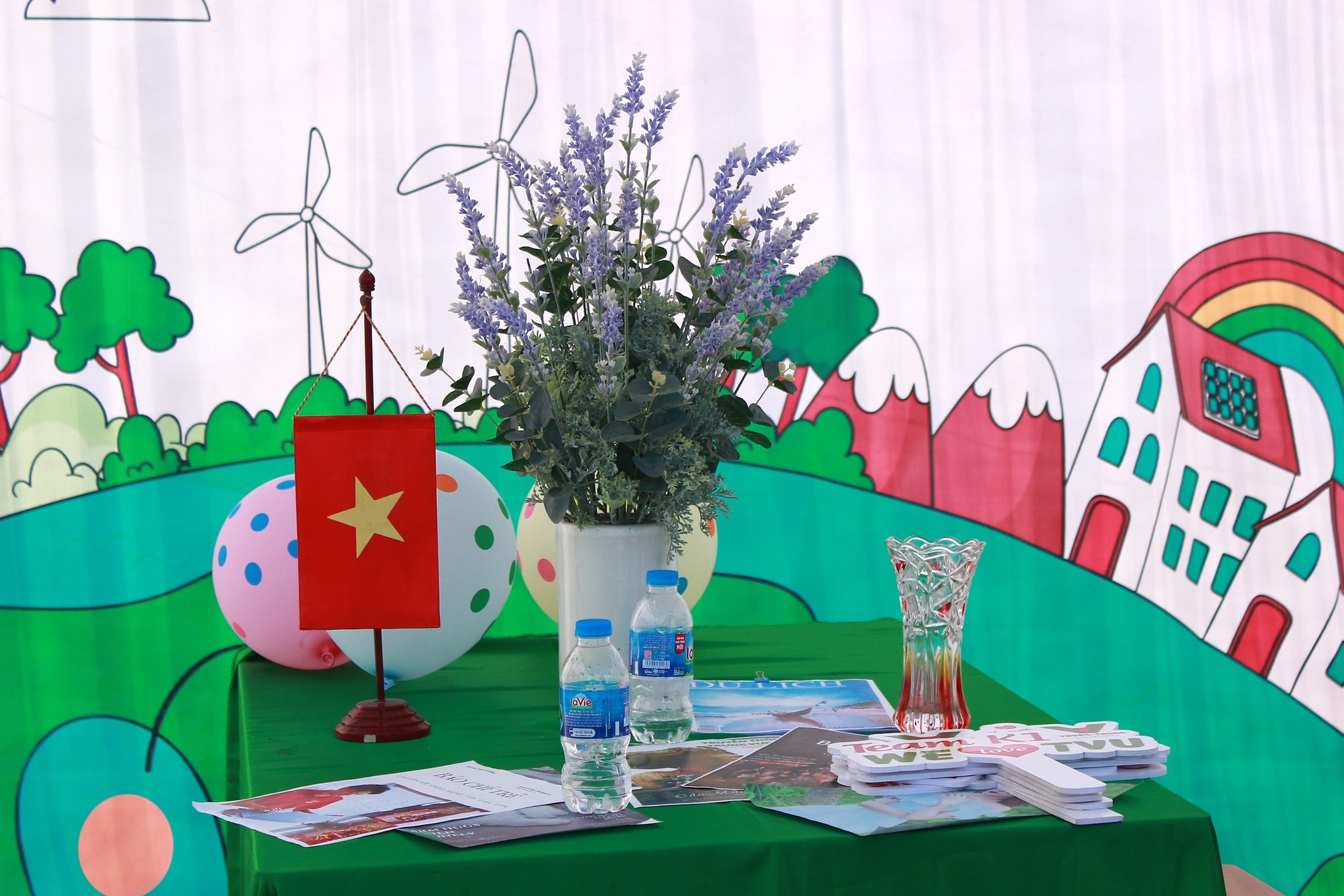 Sinh viên Truyền thông tạo nhiều dấu ấn trong cuộc thi thiết kế trại do trường Đại học Trưng Vương tổ chức cùng chuỗi hoạt động kỷ niệm Ngày nhà giáo Việt Nam 20/11_6