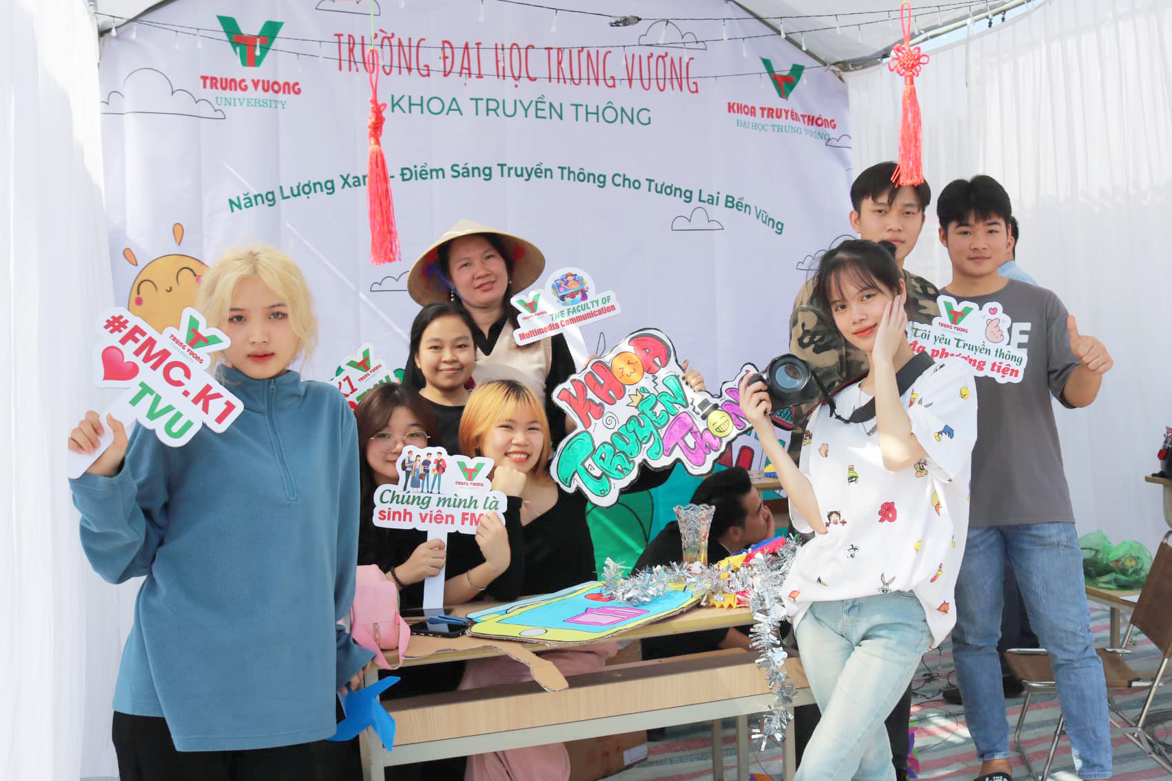 Sinh viên Truyền thông tạo nhiều dấu ấn trong cuộc thi thiết kế trại do trường Đại học Trưng Vương tổ chức cùng chuỗi hoạt động kỷ niệm Ngày nhà giáo Việt Nam 20/11_1