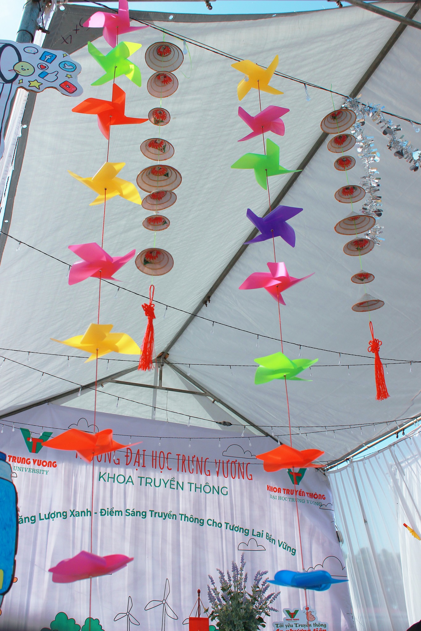 Sinh viên Truyền thông tạo nhiều dấu ấn trong cuộc thi thiết kế trại do trường Đại học Trưng Vương tổ chức cùng chuỗi hoạt động kỷ niệm Ngày nhà giáo Việt Nam 20/11_8