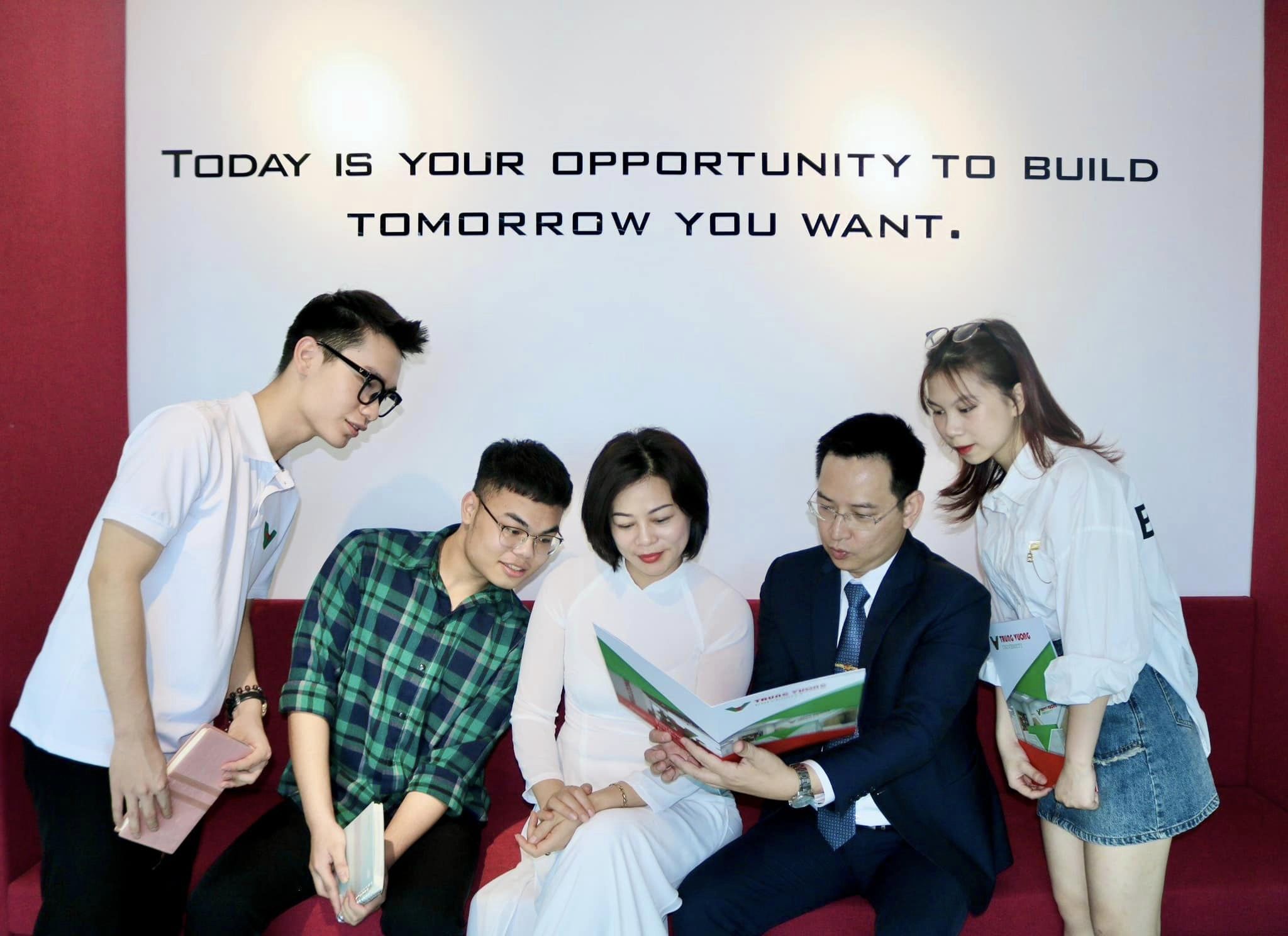 Tập đoàn Hồ Gươm đã hợp tác với Khoa Truyền thông - Đại học Trưng Vương, tạo cơ hội cho sinh viên trực tiếp tham gia vào các dự án thực tiễn.