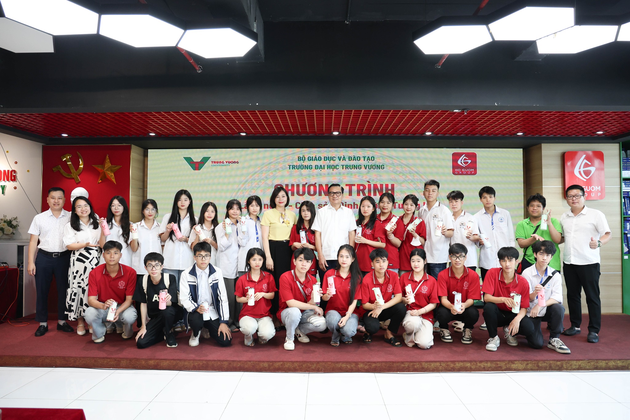 Học sinh Trường THPT Trần Hưng Đạo thăm và nghe tư vấn ngành nghề tại trường Đại học Trưng Vương