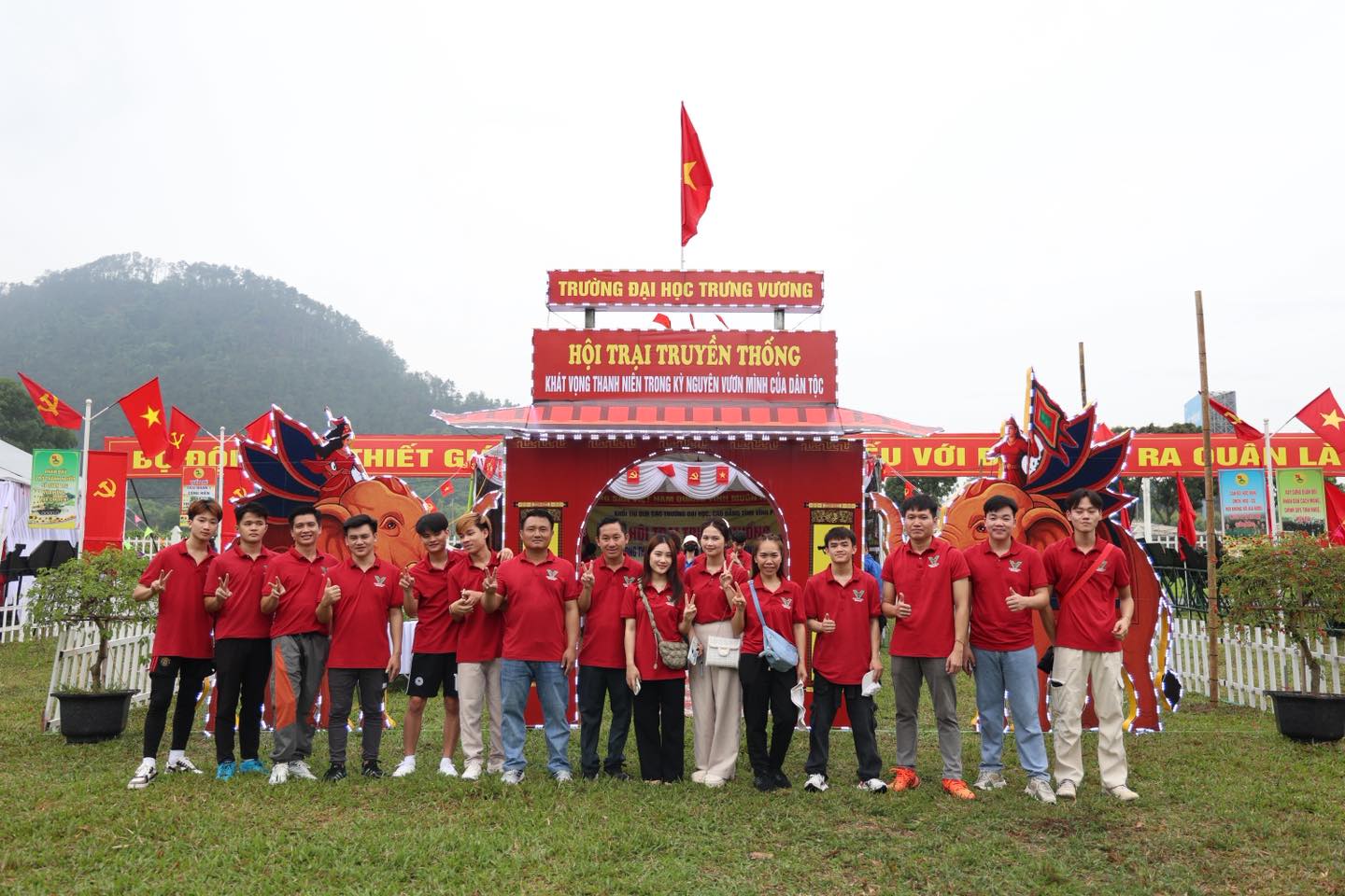 Sinh viên Khoa Truyền Thông Trường Đại học Trưng Vương sôi nổi với hội trại và dạ hội thanh niên Khối thi đua các trường đại học, cao đẳng tỉnh Vĩnh Phúc năm học 2024-202
