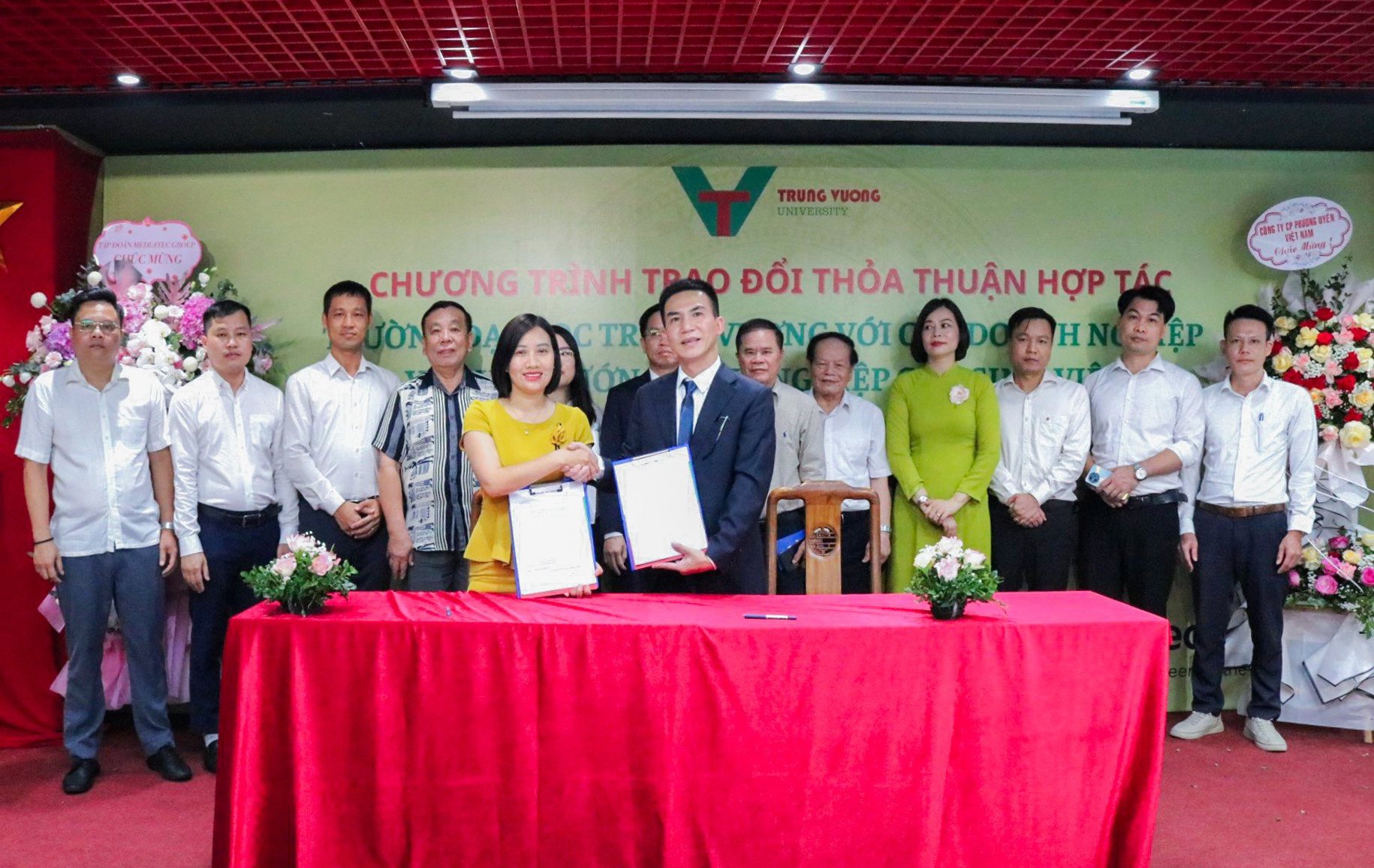 Bà Nguyễn Thị Nhi – Phó Giám đốc Công ty TNHH Tư vấn Kế toán – Kiểm toán Audit Care & Partners Việt Nam ký thỏa thuận hợp tác cùng TS. Nguyễn Huy Oanh – Hiệu trưởng Trường Đại học Trưng Vương